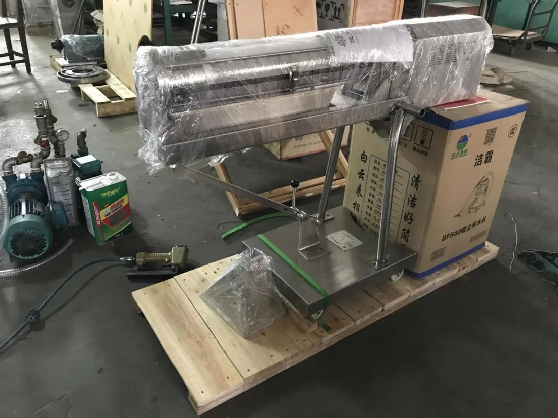 Capsule polishing machine with included industrial vacuum cleaner