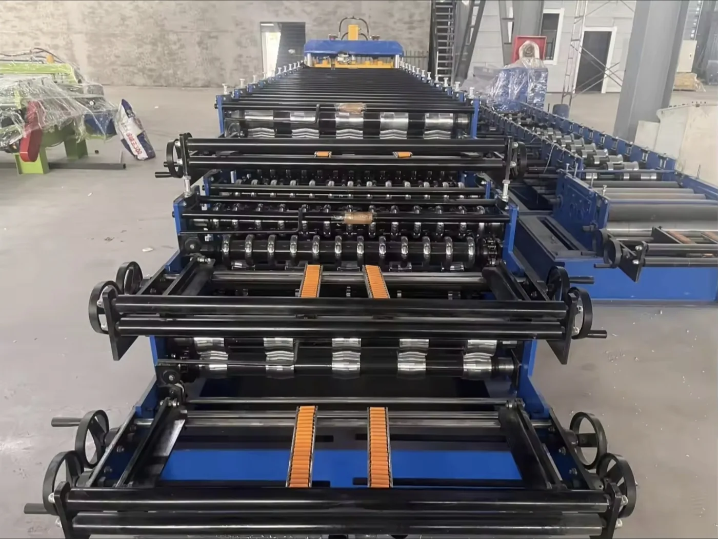 Run-out and stacking tables for finished corrugated and IBR roof sheets